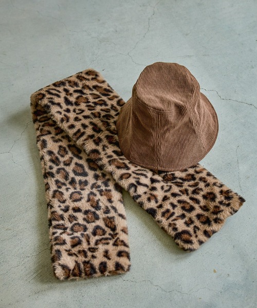 LAKOLE（ラコレ）の「ボリュームファーマフラー / 576330（マフラー・レディース・オフホワイト/ライトグレー/レオパード/チャコール・FREE）」の4枚目の写真