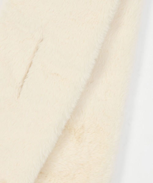 LAKOLE（ラコレ）の「ボリュームファーマフラー / 576330（マフラー・レディース・オフホワイト/ライトグレー/レオパード/チャコール・FREE）」の10枚目の写真