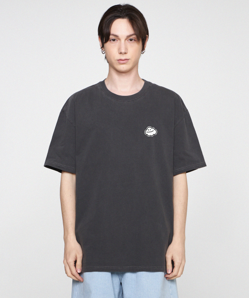 GRAVER（グレーバー）の「[ユニセックス]スモール雲スマイルピグメント半袖Tシャツ_ブラックチャコール（Tシャツ/カットソー・レディース・チャコール・SMALL/MEDIUM/LARGE/X-LARGE）」の2枚目の写真