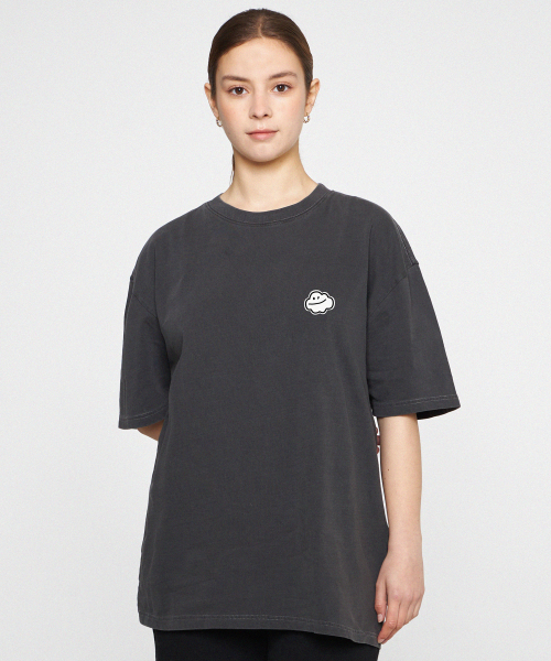 GRAVER（グレーバー）の「[ユニセックス]スモール雲スマイルピグメント半袖Tシャツ_ブラックチャコール（Tシャツ/カットソー・レディース・チャコール・SMALL/MEDIUM/LARGE/X-LARGE）」の3枚目の写真