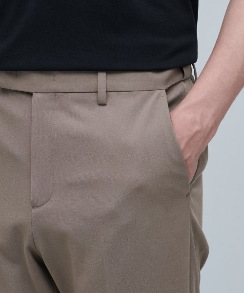 MUSINSA STANDARD（ムシンサスタンダード）の「軽量リラックステーパード隠しバンディングクロップドスラックス[ダスティベージュ]（スラックス・メンズ・その他・42/26/27）」の5枚目の写真