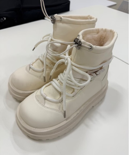 Never mind the XU / Chikashitsu+（ネバーマインド ザ エックスユー / チカシツプラス）の「【Nerd out XU】round puffer boots / 【ナードアウトエックスユー】ラウンドパフブーツ <着用動画あり>（ブーツ・メンズ・ブラック/ホワイト・40/38）」の2枚目の写真