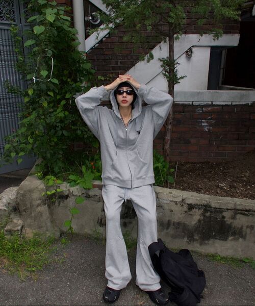WOOALONG(ウアロン)の「Signature hood zip-up - GREY(パーカー・レディース・グレー・MEDIUM/LARGE/SMALL)」の8枚目の写真