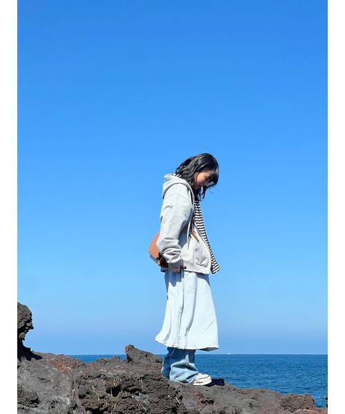 WOOALONG(ウアロン)の「Signature hood zip-up - GREY(パーカー・レディース・グレー・MEDIUM/LARGE/SMALL)」の14枚目の写真