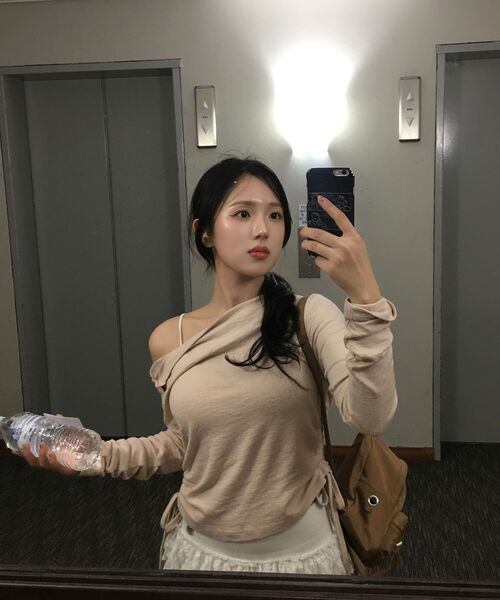 DEARSTALKER(ディアストーカー)の「NATALIE SIDE BUTTON OFF-SHOULDER T - 2 COLOR(Tシャツ/カットソー・レディース・その他・FREE/Pink/Grey)」の4枚目の写真