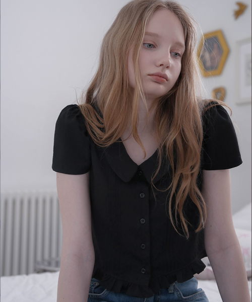 DEHEVE（デヘヴェ）の「Mini Ruffle Crop Blouse [Black]（シャツ/ブラウス・レディース・ブラック・SMALL/MEDIUM）」の2枚目の写真