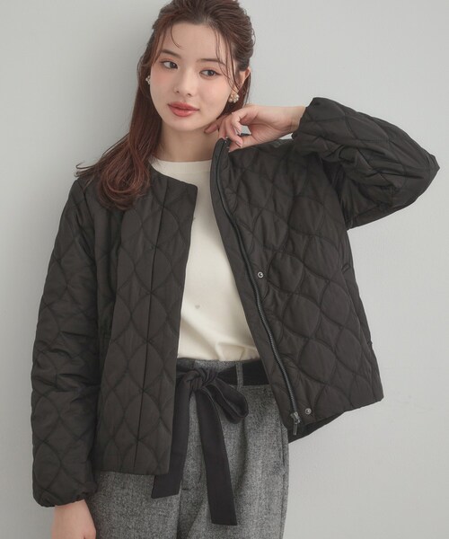 couture brooch（クチュールブローチ）の「【春色追加・撥水・洗える】リボンキルティングジャケット（ノーカラージャケット・レディース・グレー/ブラック/アイボリー・36/40/38/42）」の2枚目の写真