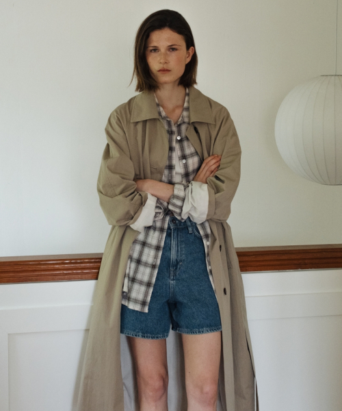 UNNOUT(アナウト)の「CLASSIC MAC TRENCH COAT KHAKI BEIGE(トレンチコート・レディース・その他・SMALL/MEDIUM)」の1枚目の写真