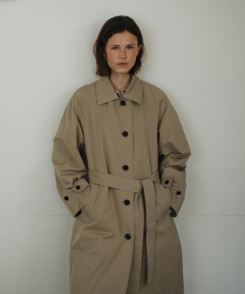UNNOUT(アナウト)の「CLASSIC MAC TRENCH COAT KHAKI BEIGE(トレンチコート・レディース・その他・SMALL/MEDIUM)」の2枚目の写真