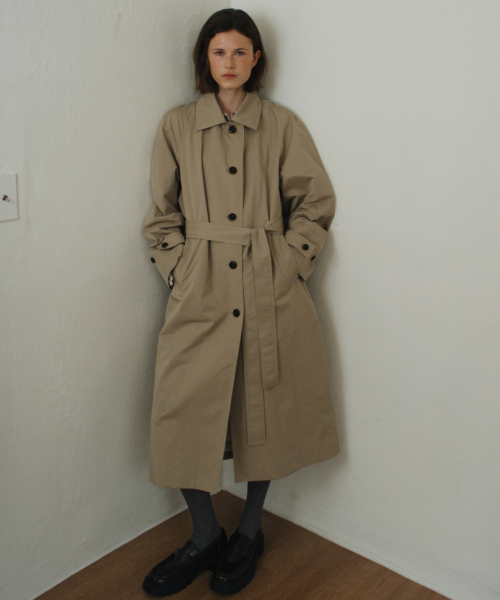 UNNOUT(アナウト)の「CLASSIC MAC TRENCH COAT KHAKI BEIGE(トレンチコート・レディース・その他・SMALL/MEDIUM)」の3枚目の写真