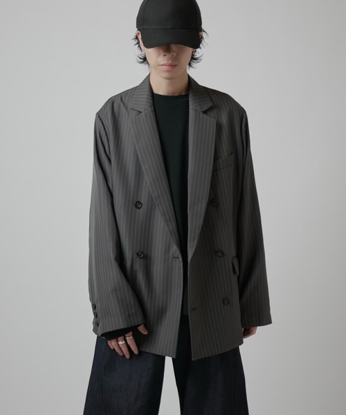 Lui's（ルイス）の「【Neucon】PINSTRIPE RELAXING DOUBLE JACKET / ピンストライプリラクシーダブルジャケット / セットアップ対応（テーラードジャケット・メンズ・チャコールグレー/ブラック・1/2）」の2枚目の写真