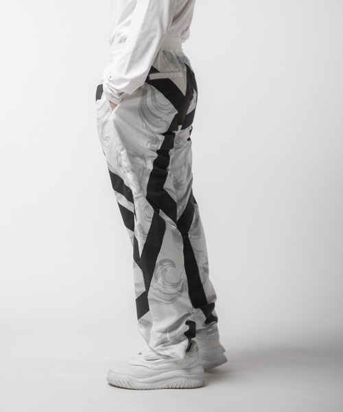 VANQUISH(ヴァンキッシュ)の「VANQUISH / ヴァンキッシュ バロックプリント柄 ラインパンツ(その他パンツ・メンズ・ホワイト・M)」の4枚目の写真