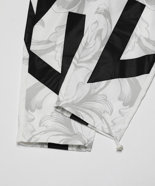 VANQUISH(ヴァンキッシュ)の「VANQUISH / ヴァンキッシュ バロックプリント柄 ラインパンツ(その他パンツ・メンズ・ホワイト・M)」の7枚目の写真