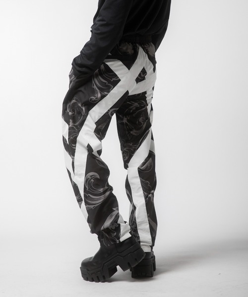 VANQUISH(ヴァンキッシュ)の「VANQUISH / ヴァンキッシュ バロックプリント柄 ラインパンツ(その他パンツ・メンズ・ホワイト・M)」の9枚目の写真