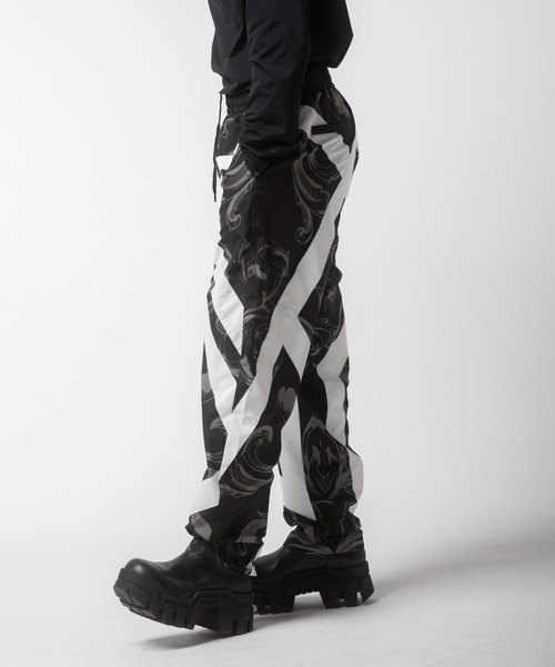 VANQUISH(ヴァンキッシュ)の「VANQUISH / ヴァンキッシュ バロックプリント柄 ラインパンツ(その他パンツ・メンズ・ホワイト・M)」の10枚目の写真