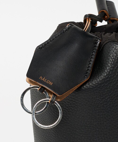 hALON(雑貨)（アーロン）の「＜hALON＞レザー 巾着バッグ（ショルダーバッグ・メンズ・ブラック・FREE）」の10枚目の写真