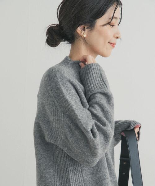 URBAN RESEARCH DOORS（アーバンリサーチドアーズ）の「ハイネックサイドスリットニット｜冬服/暖かい/軽量/体型カバー（ニット/セーター・レディース・グリーン系その他/チャコールグレー/ブルー/オフホワイト・FREE）」の6枚目の写真