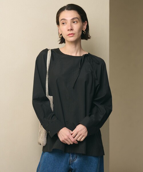 BEAUTY&YOUTH UNITED ARROWS（ビューティーアンドユースユナイテッドアローズ）の「リボンタイ ノーカラーブラウス（その他トップス・レディース・ホワイト/ブラック/オリーブ・FREE）」の2枚目の写真