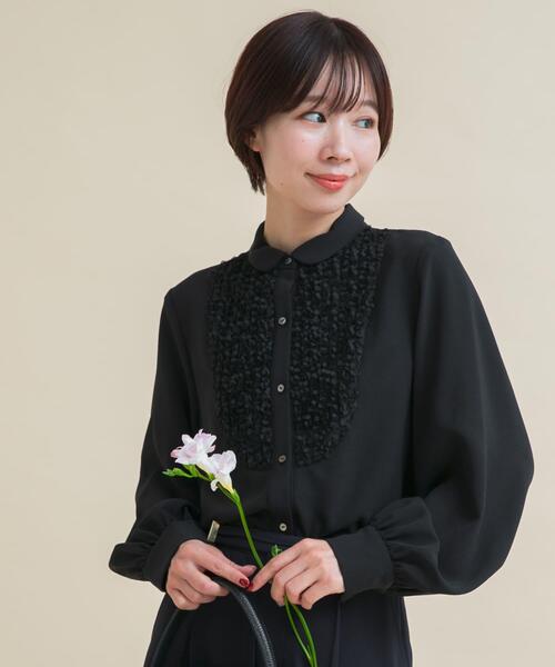 URBAN RESEARCH ROSSO WOMEN（アーバンリサーチ　ロッソ）の「『WEB/一部店舗限定』フロントレース切替ブラウス（シャツ/ブラウス・レディース・ブラック/オフホワイト・FREE）」の2枚目の写真