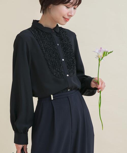 URBAN RESEARCH ROSSO WOMEN（アーバンリサーチ　ロッソ）の「『WEB/一部店舗限定』フロントレース切替ブラウス（シャツ/ブラウス・レディース・ブラック/オフホワイト・FREE）」の11枚目の写真