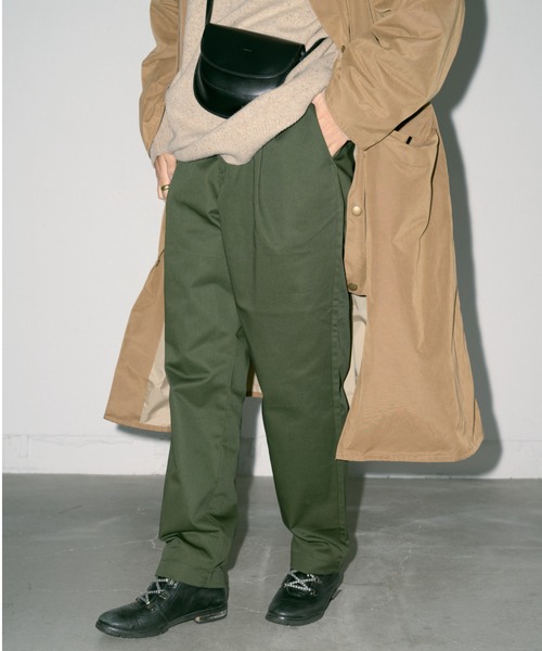 UNIVERSAL OVERALL(ユニバーサルオーバーオール)の「【限定】TUCK TAPERED PANTS(チノパンツ・メンズ・カーキ/ブラック・32/30/36/34)」の2枚目の写真