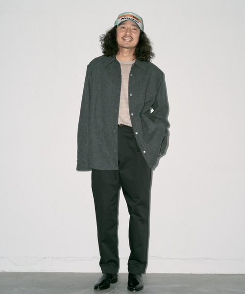 UNIVERSAL OVERALL(ユニバーサルオーバーオール)の「【限定】TUCK TAPERED PANTS(チノパンツ・メンズ・カーキ/ブラック・32/30/36/34)」の1枚目の写真