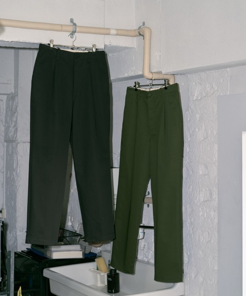 UNIVERSAL OVERALL(ユニバーサルオーバーオール)の「【限定】TUCK TAPERED PANTS(チノパンツ・メンズ・カーキ/ブラック・32/30/36/34)」の5枚目の写真