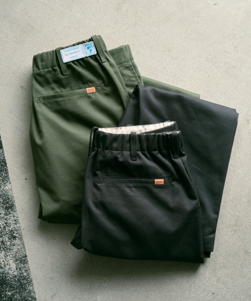 UNIVERSAL OVERALL(ユニバーサルオーバーオール)の「【限定】TUCK TAPERED PANTS(チノパンツ・メンズ・カーキ/ブラック・32/30/36/34)」の8枚目の写真