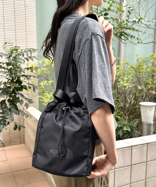 THE NORTH FACE(ザノースフェイス)の「【国内未発売】 THE NORTH FACE(ザ・ノースフェイス)/ロゴプリント 軽量 巾着バッグ バケットバッグ ミニショルダーバッグ/BONNEY BUCKET BAG MINI(ショルダーバッグ・レディース・クリーム/ブルー/ブラウン/ブラック・FREE)」の22枚目の写真