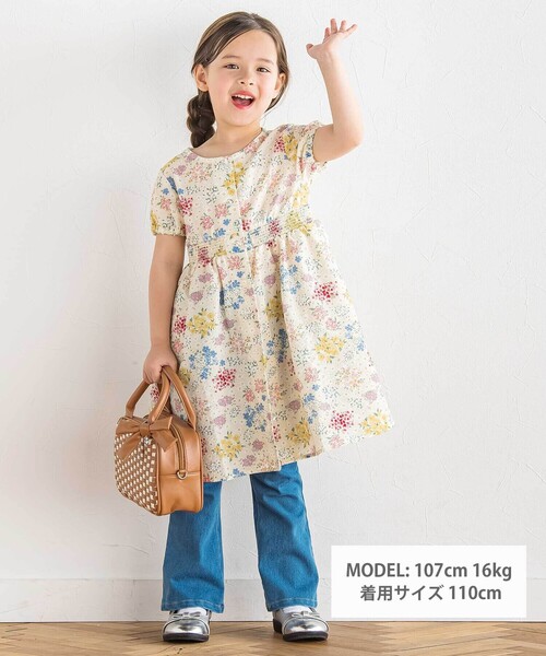 BeBe(ベベ)の「【お揃い】リップルマルシェフラワーパフスリーブワンピース(ワンピース・キッズ・イエロー系その他・110cm/140cm/130cm/150cm/120cm)」の2枚目の写真