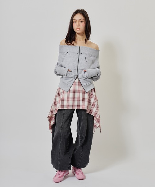 atmos pink（アトモスピンク）の「atmos pink Off-shoulder Sweat Zip-up / アトモスピンク オフショルダー スウェット ジップアップ（スウェット・レディース・ブルー/グレー・FREE）」の18枚目の写真