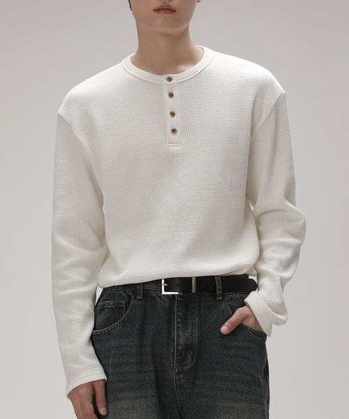 DEVELOVE(デヴローブ)の「ベーシックヘンリーネックワッフルロングスリーブ_アイボリー(Tシャツ/カットソー・メンズ・アイボリー・L/XL/M)」の1枚目の写真