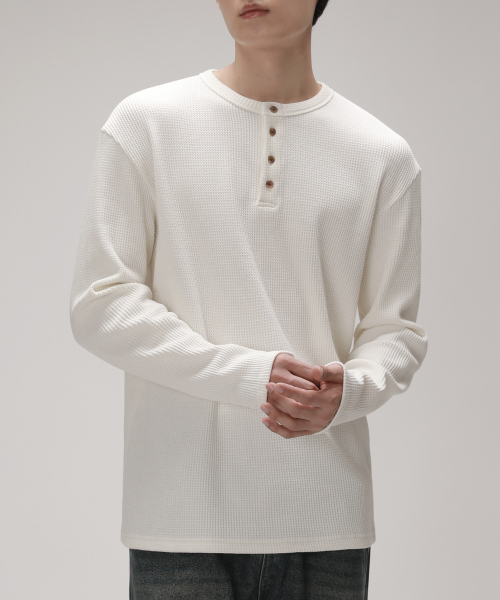 DEVELOVE(デヴローブ)の「ベーシックヘンリーネックワッフルロングスリーブ_アイボリー(Tシャツ/カットソー・メンズ・アイボリー・L/XL/M)」の4枚目の写真