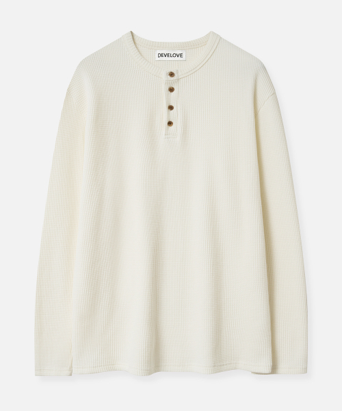 DEVELOVE(デヴローブ)の「ベーシックヘンリーネックワッフルロングスリーブ_アイボリー(Tシャツ/カットソー・メンズ・アイボリー・L/XL/M)」の5枚目の写真