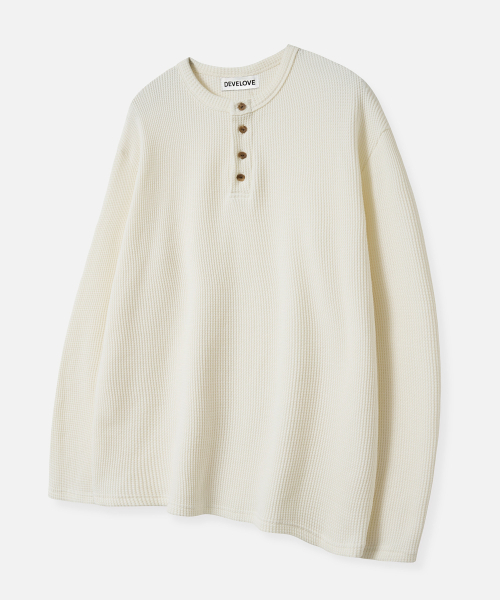 DEVELOVE(デヴローブ)の「ベーシックヘンリーネックワッフルロングスリーブ_アイボリー(Tシャツ/カットソー・メンズ・アイボリー・L/XL/M)」の6枚目の写真