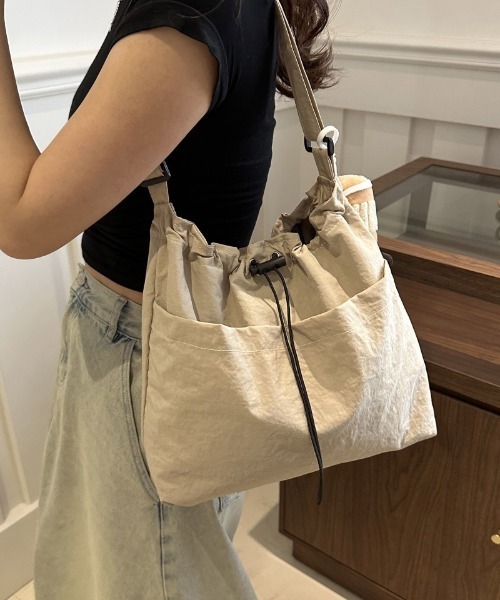 Ritzy(リッツィー)の「ドローストリング ナイロントートバッグ(ショルダーバッグ・レディース・グリーン/ベージュ/オレンジ/ブラック・FREE)」の1枚目の写真
