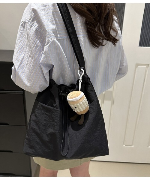 Ritzy(リッツィー)の「ドローストリング ナイロントートバッグ(ショルダーバッグ・レディース・グリーン/ベージュ/オレンジ/ブラック・FREE)」の2枚目の写真