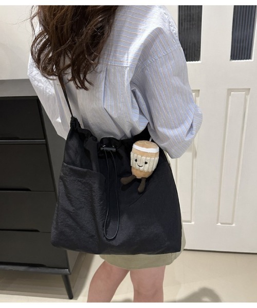 Ritzy(リッツィー)の「ドローストリング ナイロントートバッグ(ショルダーバッグ・レディース・グリーン/ベージュ/オレンジ/ブラック・FREE)」の18枚目の写真