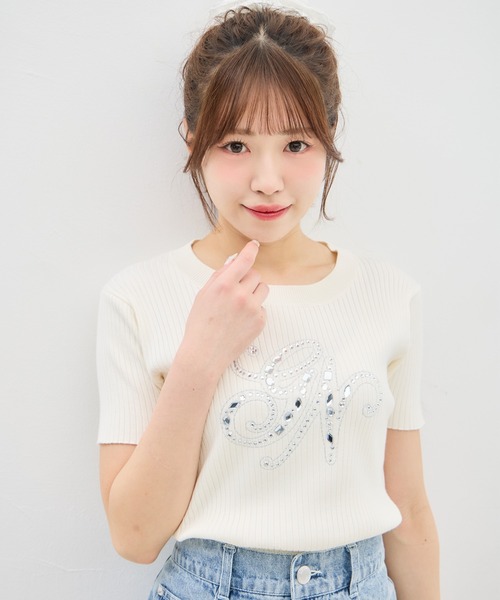 INGNI(イング)の「イニシャルビジューロゴ半袖リブニット(ニット/セーター・レディース・サックスブルー/ブラック/オフホワイト/ピンク・M)」の1枚目の写真