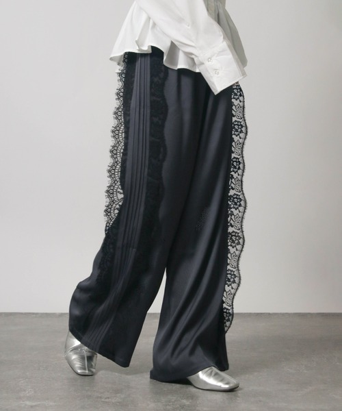 NYLAUS(ナイラス)の「【SG】サテンライク サイドレース ワイドパンツ(その他パンツ・レディース・ブラック/チャコールグレー・M)」の1枚目の写真