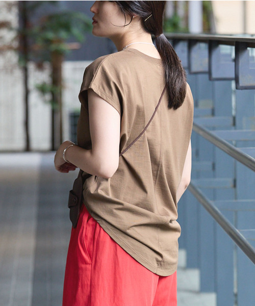 IENA(イエナ)の「《新色あり/追加8》ラウンドテールプルオーバー(Tシャツ/カットソー・レディース・レッド/ホワイト/ブラウン系その他/ブラック・FREE)」の4枚目の写真