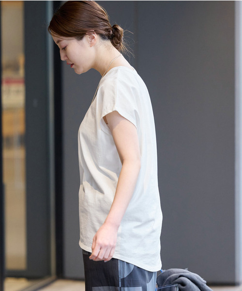 IENA(イエナ)の「《新色あり/追加8》ラウンドテールプルオーバー(Tシャツ/カットソー・レディース・レッド/ホワイト/ブラウン系その他/ブラック・FREE)」の21枚目の写真