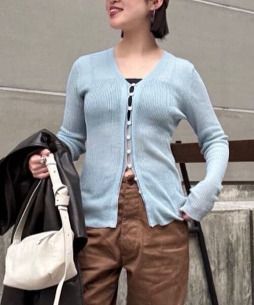 ear PAPILLONNER(イアパピヨネ)の「《uchida企画》Vネックリブカーディガン【SUM1 STYLE(スミスタイル)】(カーディガン/ボレロ・レディース・レッド/ホワイト/ブラック/ブルー系その他・FREE)」の1枚目の写真