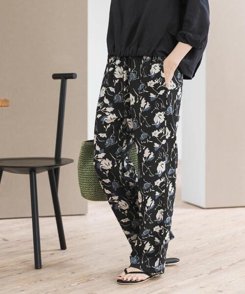 URBAN RESEARCH DOORS（アーバンリサーチドアーズ）の「『WEB限定カラー』リネンリヨセルプリントイージーパンツ（その他パンツ・レディース・ナチュラル/ベージュ系その他/ブラック・FREE）」の2枚目の写真