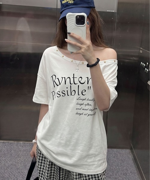 SpRay(スプレイ)の「スタッズ付ロゴオフショルダーショートスリーブトップス(Tシャツ/カットソー・レディース・イエロー/ホワイト/グレー/ブラック/サックスブルー・FREE)」の1枚目の写真