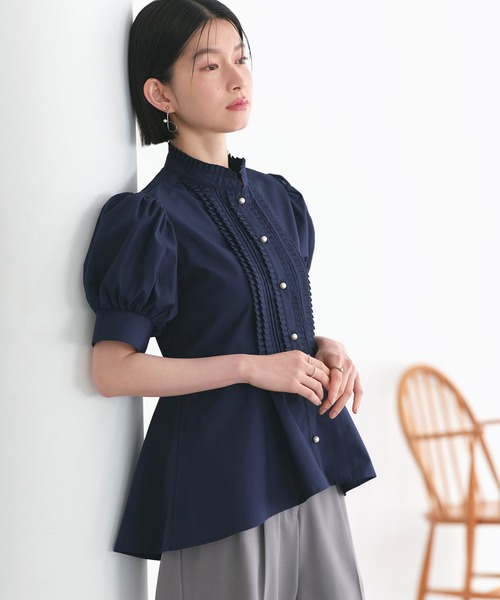 RUIRUE BOUTIQUE（ルイルエブティック）の「洗える ｜ プリーツ スタンドカラー ・ ドレス オーバーブラウス ｜ トップス・ブラウス・シャツ・半袖ブラウス・きれいめブラウス・オフィスカジュアルブラウス・シャツブラウス（シャツ/ブラウス・レディース・ホワイト/ネイビー/ブラック・L/M/S）」の3枚目の写真
