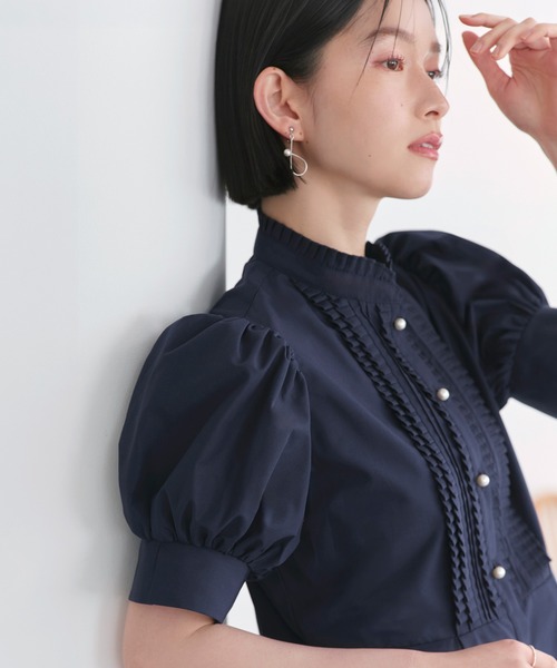 RUIRUE BOUTIQUE（ルイルエブティック）の「洗える ｜ プリーツ スタンドカラー ・ ドレス オーバーブラウス ｜ トップス・ブラウス・シャツ・半袖ブラウス・きれいめブラウス・オフィスカジュアルブラウス・シャツブラウス（シャツ/ブラウス・レディース・ホワイト/ネイビー/ブラック・L/M/S）」の16枚目の写真