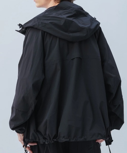 +phenix（プラスフェニックス）の「【+phenix / プラスフェニックス】AIRFLOW HOODED JACKET　撥水機能　Aerapix採用　ナイロンジャケット（ブルゾン・メンズ・ブラック・MEDIUM/LARGE/X-LARGE）」の9枚目の写真