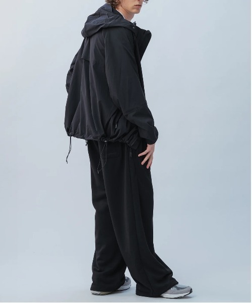 +phenix（プラスフェニックス）の「【+phenix / プラスフェニックス】AIRFLOW HOODED JACKET　撥水機能　Aerapix採用　ナイロンジャケット（ブルゾン・メンズ・ブラック・MEDIUM/LARGE/X-LARGE）」の5枚目の写真