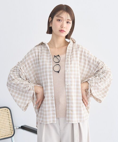 earth music&ecology(アースミュージックアンドエコロジー)の「シャーリングスリーブチェックシャツ(シャツ/ブラウス・レディース・ライトベージュ/ピンク/グレー・FREE)」の21枚目の写真